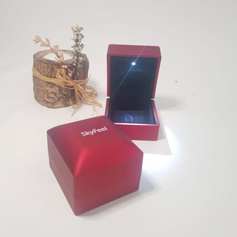 Skyfeel Logolu Işıklı Yüzük Kutusu Kırmızı